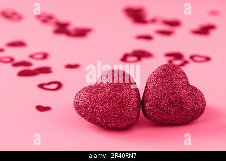San Valentino, idee di concetto di amore e matrimonio. Cuori rossi su sfondo rosa. Foto Stock