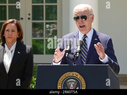 Washington, Stati Uniti. 25th maggio, 2023. Il presidente Joe Biden è in piedi con il vicepresidente Kamala Harris (L) mentre annuncia la sua intenzione di nominare il generale Charles Q. Brown, Jr. Come prossimo presidente dei capi di stato maggiore nel corso di un evento nel Rose Garden presso la Casa Bianca a Washington, DC il giovedì, 25 maggio 2023. Foto di Pat Benic/UPI Credit: UPI/Alamy Live News Foto Stock