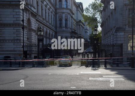 Londra, Regno Unito. 25th maggio 2023. La polizia ha istituito un cordone fuori Downing Street dopo che un uomo ha schiantato un'automobile nei cancelli di sicurezza. Credit: Vuk Valcic/Alamy Live News Foto Stock