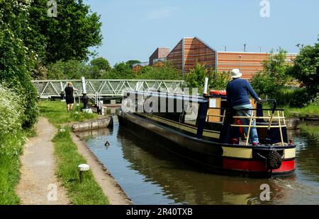 Una nave a remi che entra in Cape Bottom Lock sul Canal Grand Union, Warwick, Regno Unito Foto Stock