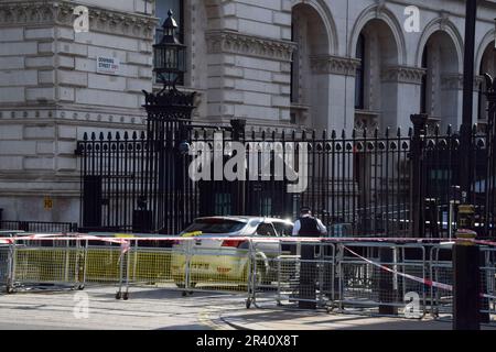 Londra, Regno Unito. 25th maggio 2023. La polizia ha istituito un cordone fuori Downing Street dopo che un uomo ha schiantato un'automobile nei cancelli di sicurezza. Credit: Vuk Valcic/Alamy Live News Foto Stock