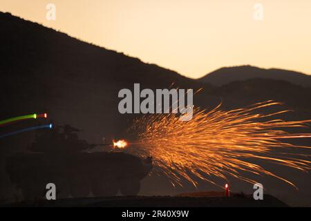 Twentynine Palms, California, USA 11th maggio 2023. STATI UNITI Blake Pitmon, un equipaggio di veicoli blindati leggeri (LAV) con 3rd battaglione di ricognizione blindato leggero (Light Armored Reconnaissance Battaglione), 1st divisione Marine, comanda un LAV durante la sfida Bushmaster 2023 al Marine Corps Air-Ground Combat Center, Twentynine Palms, California, 11 maggio 2023. Lo scopo della sfida era quello di valutare le competenze tattiche e tecniche di Marines e identificare i migliori equipaggi LAV-25 della divisione Marine 1st, 2nd e 4th. Credito: USA Marines/ZUMA Press Wire Service/ZUMAPRESS.com/Alamy Notizie dal vivo Foto Stock