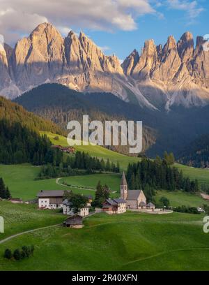 Val di Funes, Dolomiti, Italia. Villaggio di Santa Maddalena di fronte al gruppo montuoso Odle Geisler al tramonto Foto Stock