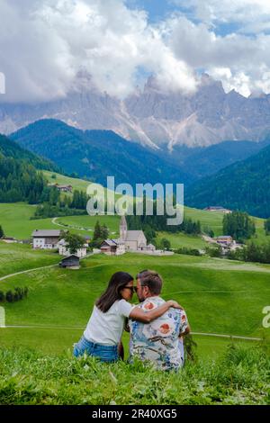 Coppia a St. Magdalena Geisler o Odle Dolomiti cime montane. Val di Funes in Italia Foto Stock