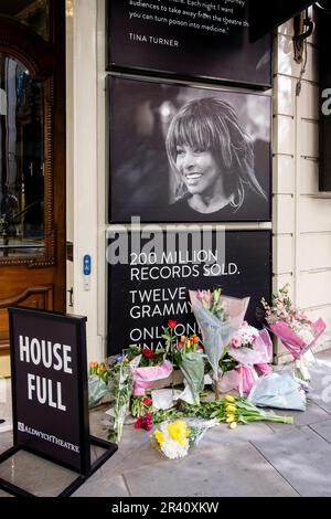 25 maggio 2023, Londra, Regno Unito. Tributi floreali sono stati deposti all'esterno del teatro di Aldwych, dove Tina, il Tina Turner Musical è attualmente in esecuzione, dopo la morte della cantante avvenuta il 24 maggio. Foto Stock