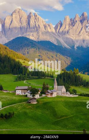 Val di Funes, Dolomiti, Italia. Villaggio di Santa Maddalena di fronte al gruppo montuoso Odle Geisler al tramonto Foto Stock