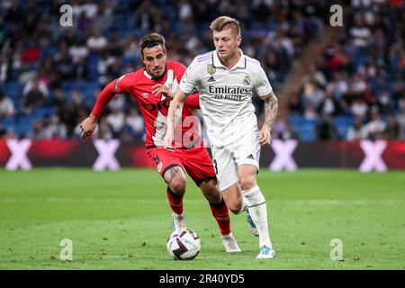 Oscar Trejo di Rayo Vallecano e toni Kroos del Real Madrid durante il campionato spagnolo la Liga partita di calcio tra Real Madrid e Rayo Vallecano il 24 maggio 2023 allo stadio Santiago Bernabeu di Madrid, Spagna - Foto: Irina R Hipolito/DPPI/LiveMedia Foto Stock