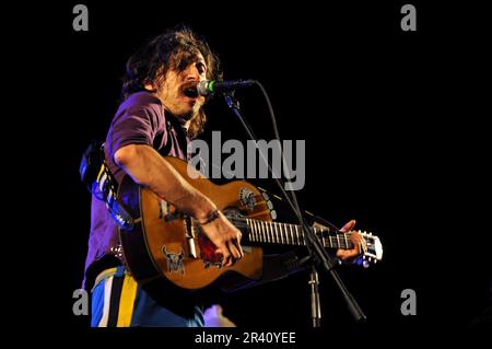 Milano Italia 2008-08-28 : Eugene Hutz cantante e chitarrista di Gogol Bordello durante un concerto dal vivo all'Idroscalo Foto Stock