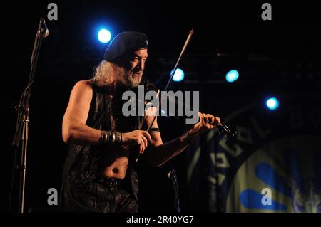 Milano Italia 2008-08-28 : Sergei Ryabchev violinista di Gogol Bordello durante un concerto dal vivo all'Idroscalo Foto Stock