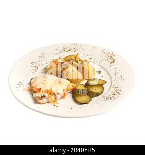 Piatto di schnitzel tradizionale con salsa di funghi e patate su un piatto, isolato su bianco. foto per il menu Foto Stock