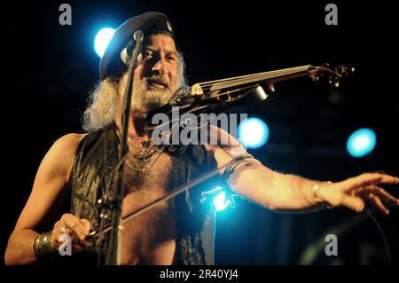 Milano Italia 2008-08-28 : Sergei Ryabchev violinista di Gogol Bordello durante un concerto dal vivo all'Idroscalo Foto Stock