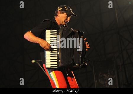 Milano Italia 2008-08-28 : Yuri Lemeshev fisarmonicista di Gogol Bordello durante un concerto dal vivo all'Idroscalo Foto Stock