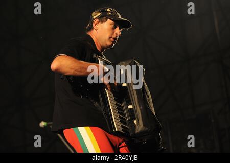 Milano Italia 2008-08-28 : Yuri Lemeshev fisarmonicista di Gogol Bordello durante un concerto dal vivo all'Idroscalo Foto Stock