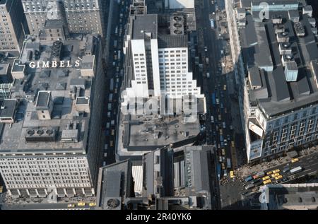 New York City, New York, Stati Uniti - Ottobre 1978: Vista dall'alto dell'Empire state Building guardando verso i negozi di Gimbel e Macy's. Foto Stock