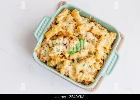 Pasta di pollo al forno con formaggio Cheddar Top Down Foto su sfondo bianco Foto Stock