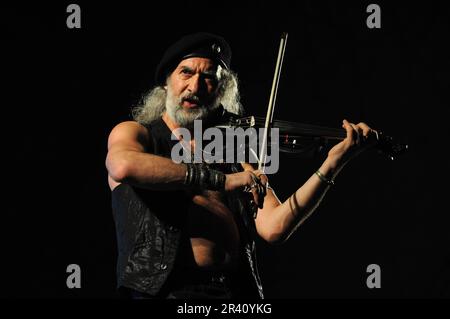 Milano Italia 2008-08-28 : Sergei Ryabchev violinista di Gogol Bordello durante un concerto dal vivo all'Idroscalo Foto Stock