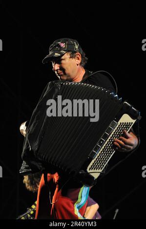 Milano Italia 2008-08-28 : Yuri Lemeshev fisarmonicista di Gogol Bordello durante un concerto dal vivo all'Idroscalo Foto Stock