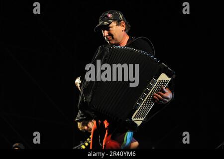 Milano Italia 2008-08-28 : Yuri Lemeshev fisarmonicista di Gogol Bordello durante un concerto dal vivo all'Idroscalo Foto Stock