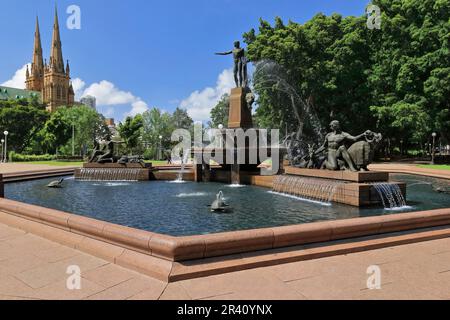 647 la fontana Archibald Memorial a Hyde Park con la cattedrale di Santa Maria sullo sfondo a sinistra. Sydney-Australia. Foto Stock