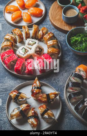 Il sushi e il set di rulli. Giapponesi cibo. vista superiore Foto Stock