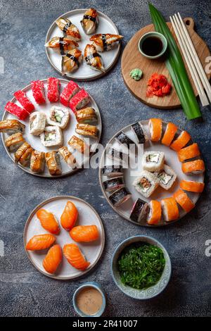 Il sushi e il set di rulli. Giapponesi cibo. vista superiore Foto Stock