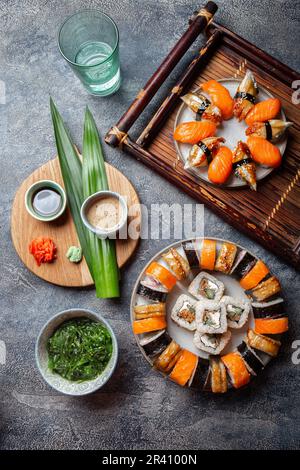 Il sushi e il set di rulli. Giapponesi cibo. vista superiore Foto Stock