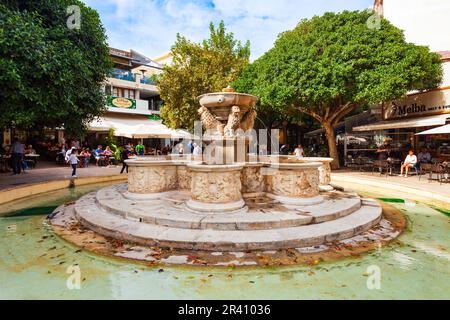 Heraklion, Grecia - 13 ottobre 2021: Fontana Morosini in Piazza Lions nel centro di Heraklion sull'isola di Creta in Grecia Foto Stock