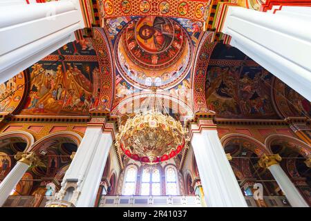 Candia, Grecia - 13 ottobre 2021: Interno della cattedrale di Agios Minas, è una chiesa greco-ortodossa nella città di Candia, sull'isola di Creta, Grecia Foto Stock