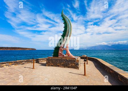 Agios Nikolaos, Grecia - 25 ottobre 2021: Corno di Amalthea o della Cornucopia, un simbolo eterno di abbondanza in Agios, Hagios o Aghios Nikolaos, a c Foto Stock