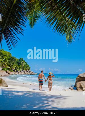 Anse Patates, la Digue Island, Seyshelles, coppia uomini e donne in vacanza Seychelles Foto Stock