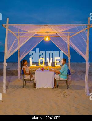 Cena romantica sulla spiaggia di Phuket Thailandia, coppia uomo e donna che cena sulla spiaggia Foto Stock