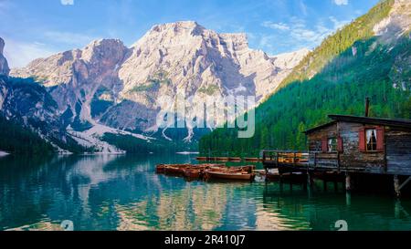 Lago di Braies Lago di Braies, pragser wildsee all'alba. Trentino Alto Adidge, Dolomiti Foto Stock