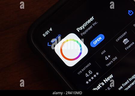 Icona dell'app Payoneer visualizzata in un App Store sullo schermo di un iPhone. Payoneer è una piattaforma di trasferimento di denaro e pagamento che si estende in tutto il mondo Foto Stock