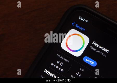 Icona dell'app Payoneer visualizzata in un App Store sullo schermo di un iPhone. Payoneer è una piattaforma di trasferimento di denaro e pagamento che si estende in tutto il mondo Foto Stock