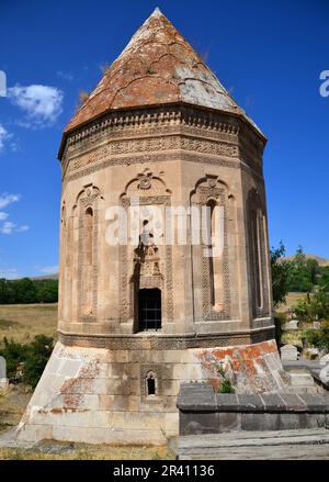 Halime Hatun Vault è un mausoleo di Seljuk situato nel distretto di Gevas, in Turchia. Foto Stock