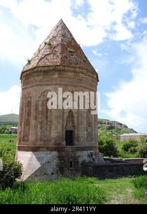 Halime Hatun Vault è un mausoleo di Seljuk situato nel distretto di Gevas, in Turchia. Foto Stock