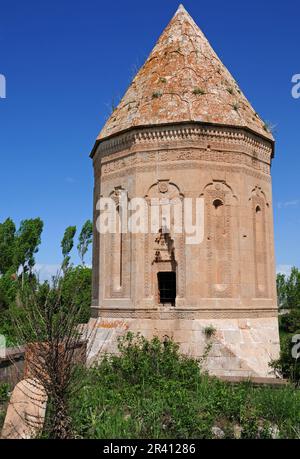 Halime Hatun Vault è un mausoleo di Seljuk situato nel distretto di Gevas, in Turchia. Foto Stock