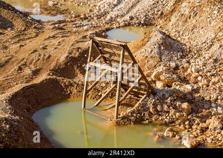 Seminatrice in forma di reticolo per ghiaia e pietra frantumata su una cava di pietra Foto Stock