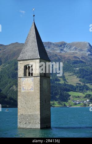 Campanile dell'ex chiesa parrocchiale di Santa Katharina in Reschensee Alto Adige Foto Stock