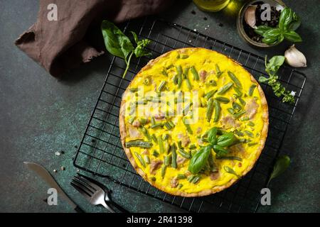 Ð¡lassico quiche Lorraine torta con tonno, fagiolini e formaggio morbido. Quiche croccanti con uova, pesce e verdure. Mediterran Foto Stock