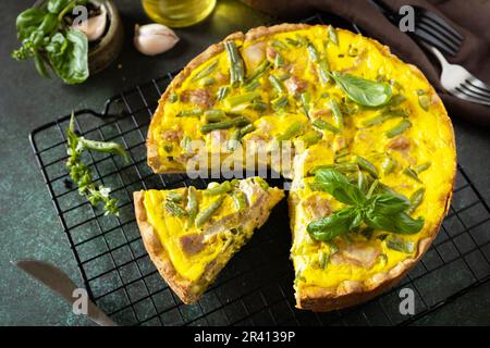 Ð¡lassico quiche Lorraine torta con tonno, fagiolini e formaggio morbido. Quiche croccanti con uova, pesce e verdure. Mediterran Foto Stock