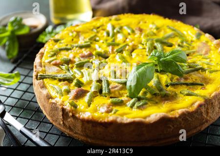 Ð¡lassico quiche Lorraine torta con tonno, fagiolini e formaggio morbido. Quiche croccanti con uova, pesce e verdure. Mediterran Foto Stock