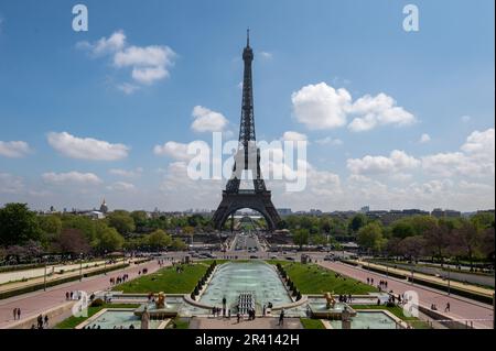 Parigi Torre Eiffel e giardino del Trocadero a Parigi, Francia. La Torre Eiffel è uno dei punti di riferimento più famosi di Parigi Foto Stock