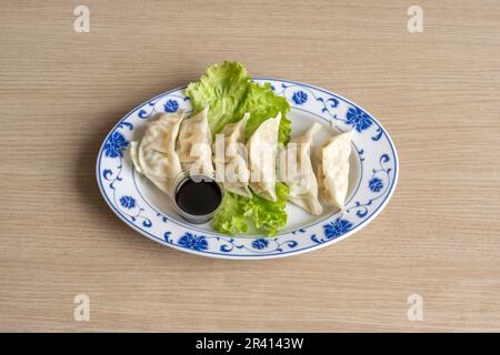 Asian dishe culinary Still Life. Gyozas thailandese con insalate e salsa piccante Foto Stock