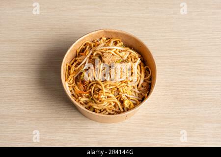 Asian dishe culinary Still Life. Tagliatelle tailandesi con manzo Foto Stock