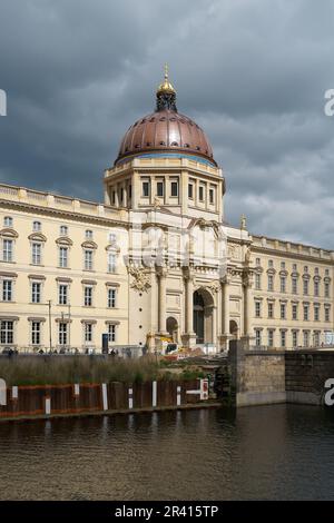 Il Forum Humboldt completato nel centro di Berlino sul fiume Sprea Foto Stock