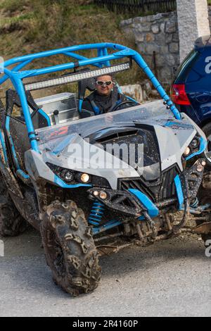 Guida avventurosa di moto ATV. Un uomo guida un quad su strade pericolose Foto Stock