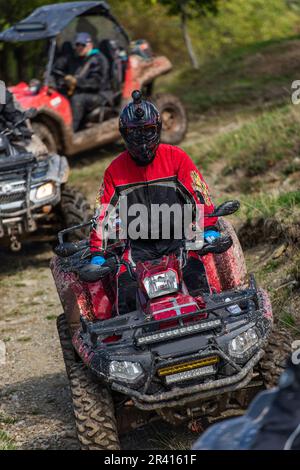 Guida avventurosa di moto ATV. Un uomo guida un quad su strade pericolose Foto Stock