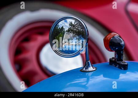 Specchietto posteriore montato sul parafango anteriore di un'auto vintage di colore blu, dettaglio closeup Foto Stock