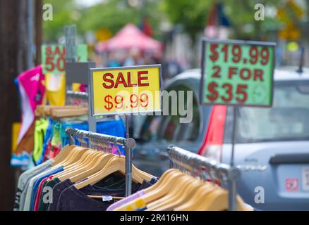 Open Streets - Hyannis, Massachusetts, USA. Articoli in vendita lungo Main Street Foto Stock